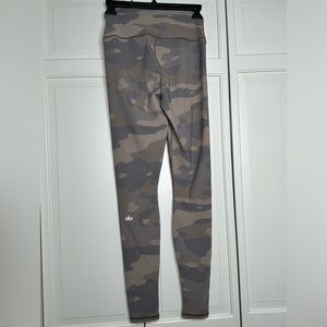 Alo Yoga leggings size xs neutral camo